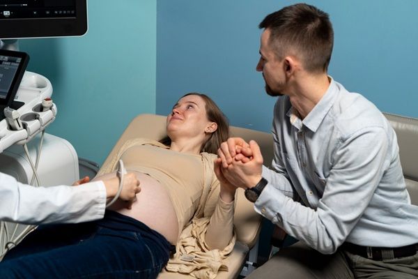 Clinica Villa Mafalda Ginecologo che esegue una consultazione ecografica 3