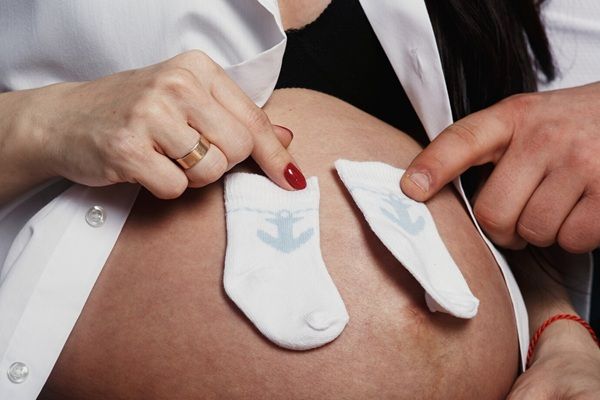 Istituto Bernabeu Roma L'uomo e la donna tengono dei calzini piccoli sulla pancia incinta
