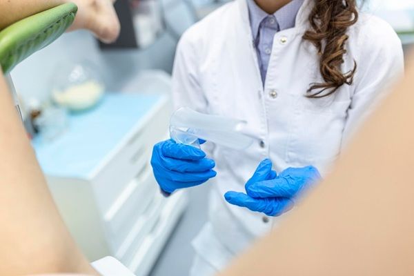 Istituto di Medicina della Riproduzione Trattamento della malattia cervicale Paziente ginecologa in sedia ginecologica durante il controllo con speculum ginecologico