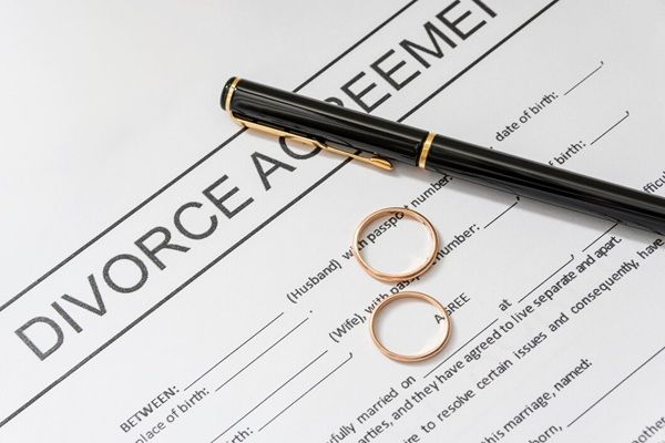 Studio Legale Caputo Accordo di divorzio con anelli d'oro.