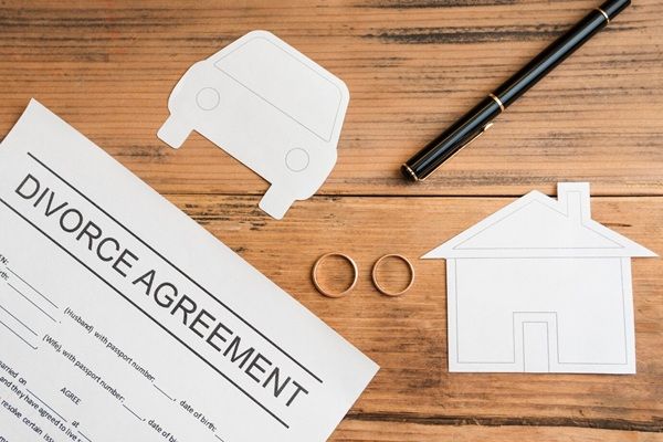Studio Legale Ferrara Accordo di divorzio su fondo di legno