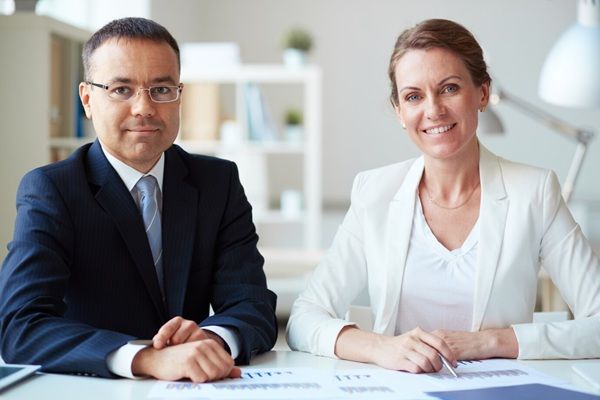 Avvocati eleganti che lavorano insieme avvocati penalisti Roma 