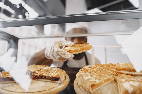 Baker che dispone il pangrattato. Vendere il prodotto a un cliente.