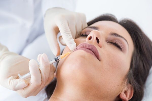 Clinica Lato Medico privato Bella giovane donna che riceve l'iniezione cosmetica di botox sul viso. cliniche filler labbra Roma