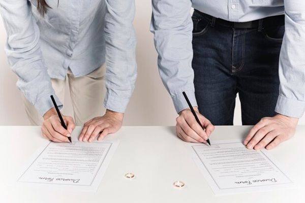 Studio Eulex - Avvocato Fabio Marino Coppia firmare insieme i moduli di divorzio