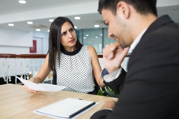 Studio Legale Canelli - Società ' Tra Avvocati Donna d'affari arrabbiata che veste una dipendente per errori