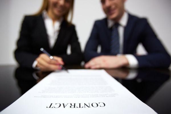 STUDIO LEGALE LEGACY CONSULTING - DI LUCA FONTANA3 Donna d'affari che firma un nuovo contratto
