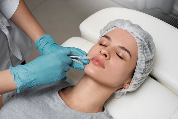 Studio Medico Alamanni Donna dell'angolo alto che riceve l'iniezione del labbro cliniche filler labbra Roma
