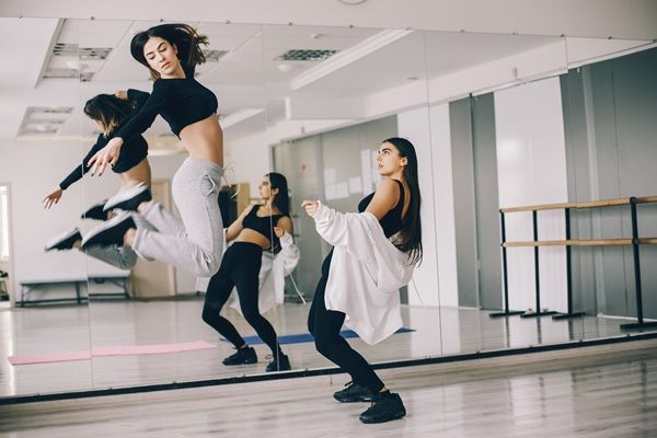Due belle ragazze snelle che fanno danza e ginnastica nella sala da ballo
scuole di danza Roma