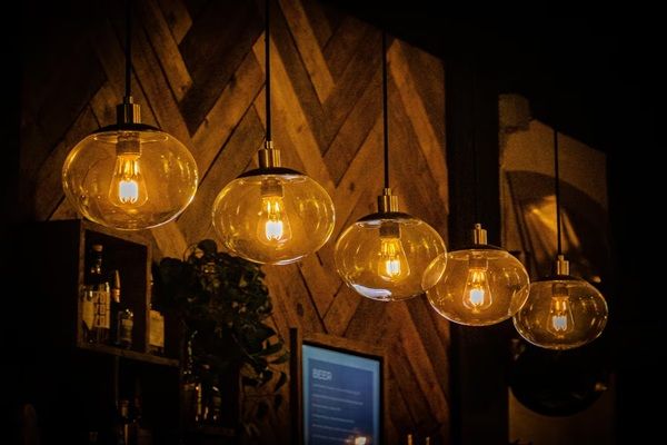 Eurolamp
Fila di lampadine decorative appese in un bar