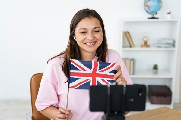 Giovane donna che insegna lezioni di inglese