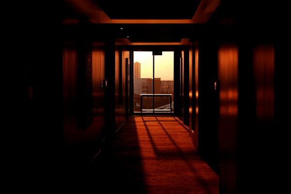Stanza di fuga questhouse Il tramonto entra dalle finestre di un albergo