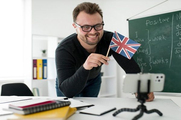 Giovanni Caboto università Insegnante maschio che tiene una lezione di inglese online per i suoi studenti