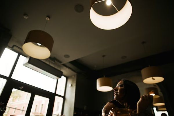 Illum S.R.L.
La donna in abito dorato si siede al bar