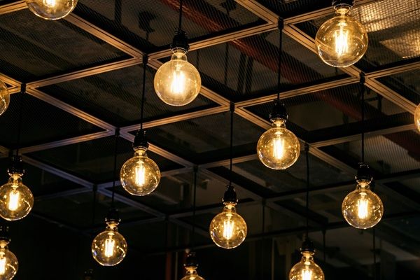 Luci unite
Lampadine appese al soffitto