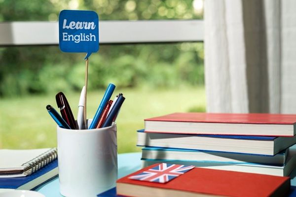 Accademia studioitalia Libri inglesi appoggiati sul tavolo nell'area di lavoro.