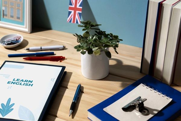British Council Roma Libro inglese appoggiato sul tavolo dell'area di lavoro. 2