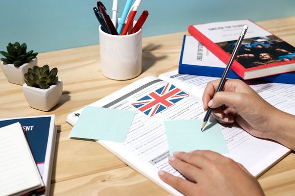 Scuola di inglese di Oxford Libro inglese appoggiato sul tavolo dell'area di lavoro.