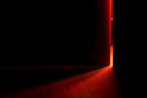 Stanza di fuga magica 2 Luce da una porta aperta