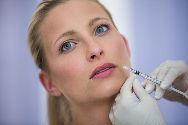 Synlab IV Miglio Paziente femminile che riceve un'iniezione di botox in faccia
