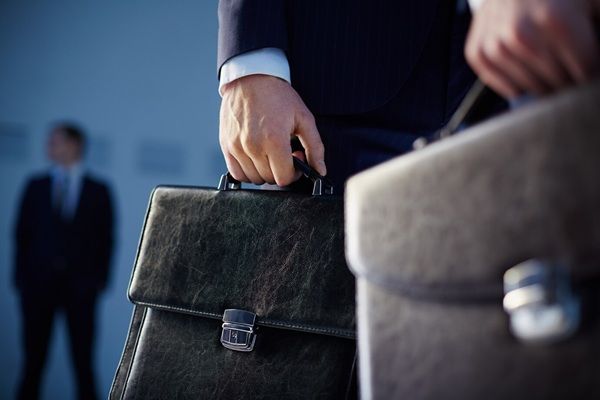 Avvocato Matteo Andreani Primo piano dei lavoratori con le valigette