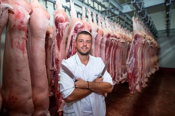 Bevagna 120 Ritratto di lavoratore professionista del settore in abito bianco con paio di coltelli
