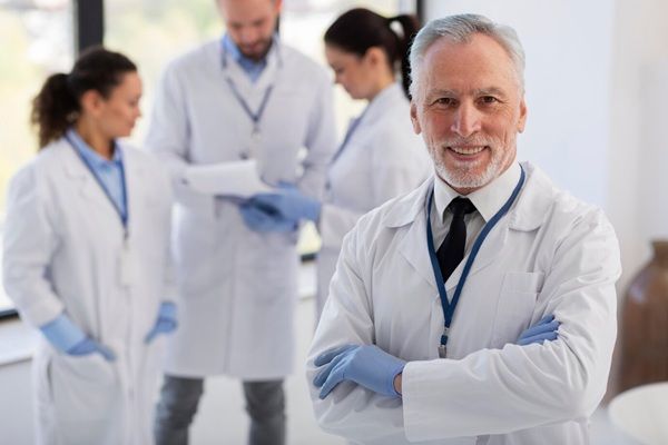 Scienziati di medio livello in camice da laboratorio
