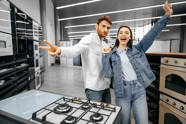 MediaWorld Roma Bufalotta Una coppia sorridente e felice ha appena acquistato nuovi elettrodomestici nell'ipermercato