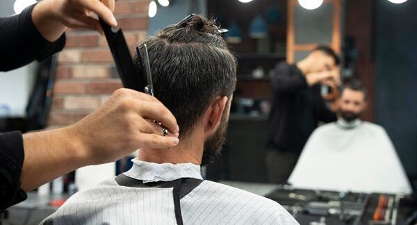 I 10 migliori barbieri di Roma Uomo che si fa tagliare i capelli da vicino