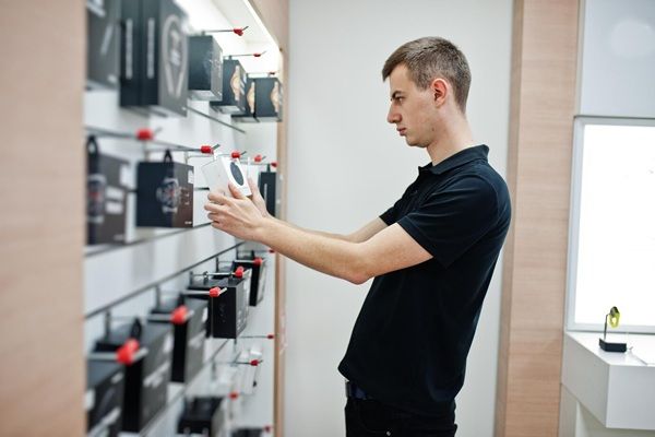 Città Euronics Venditore professionista di consulenza di telefonia mobile in negozio o negozio di tecnologia