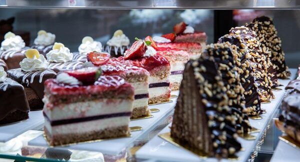 Le 10 Migliori Pasticcerie di Roma Vista di vari assortimenti di torte presso lo stallo del panificio