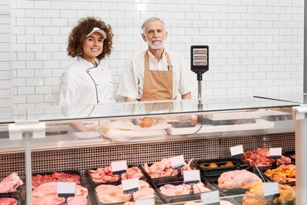 addetti al negozio in posa dietro il bancone. Macellerie Roma